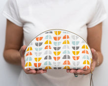 Load image into Gallery viewer, Seren dumpling zipped pouch PDF sewing tutorial sewing pattern