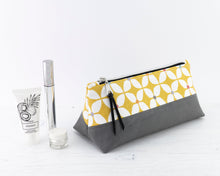 Load image into Gallery viewer, Nora zipped pouch PDF sewing tutorial sewing pattern