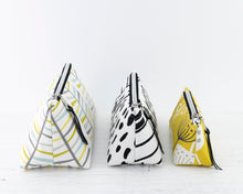 Load image into Gallery viewer, Iris zipper pouch sewing tutorial sewing pattern