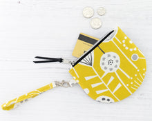 Load image into Gallery viewer, Brooke wristlet bag PDF sewing tutorial sewing pattern