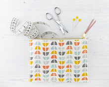 Load image into Gallery viewer, Esmee zipper pouch sewing tutorial sewing pattern