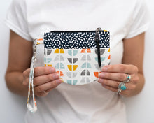 Load image into Gallery viewer, Lexie wristlet pouch PDF sewing tutorial sewing pattern