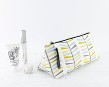 Load image into Gallery viewer, Iris zipper pouch sewing tutorial sewing pattern