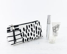 Load image into Gallery viewer, Iris zipper pouch sewing tutorial sewing pattern