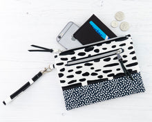 Load image into Gallery viewer, Ria wristlet pouch PDF sewing tutorial sewing pattern