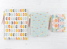 Load image into Gallery viewer, Esmee zipper pouch sewing tutorial sewing pattern