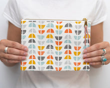 Load image into Gallery viewer, Esmee zipper pouch sewing tutorial sewing pattern