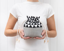 Load image into Gallery viewer, Pippa drawstring bag PDF sewing tutorial sewing pattern