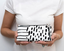 Load image into Gallery viewer, Iris zipper pouch sewing tutorial sewing pattern
