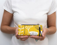 Load image into Gallery viewer, Iris zipper pouch sewing tutorial sewing pattern
