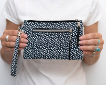 Load image into Gallery viewer, Lena wristlet bag PDF sewing tutorial sewing pattern
