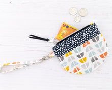 Load image into Gallery viewer, Lexie wristlet pouch PDF sewing tutorial sewing pattern
