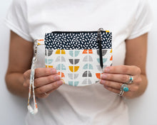 Load image into Gallery viewer, Lexie wristlet pouch PDF sewing tutorial sewing pattern

