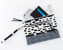 Load image into Gallery viewer, Ria wristlet pouch PDF sewing tutorial sewing pattern

